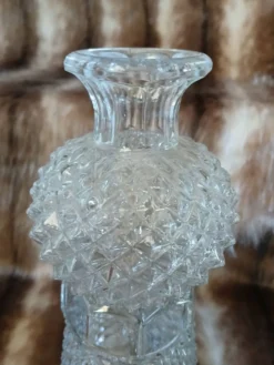 Carafe vintage en verre taillé