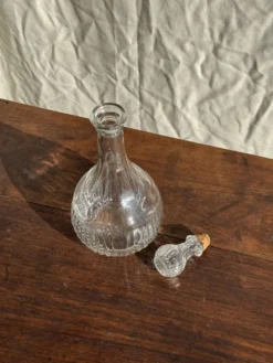 Carafe vintage panse ronde en verre moulé à bouchon de liège H27