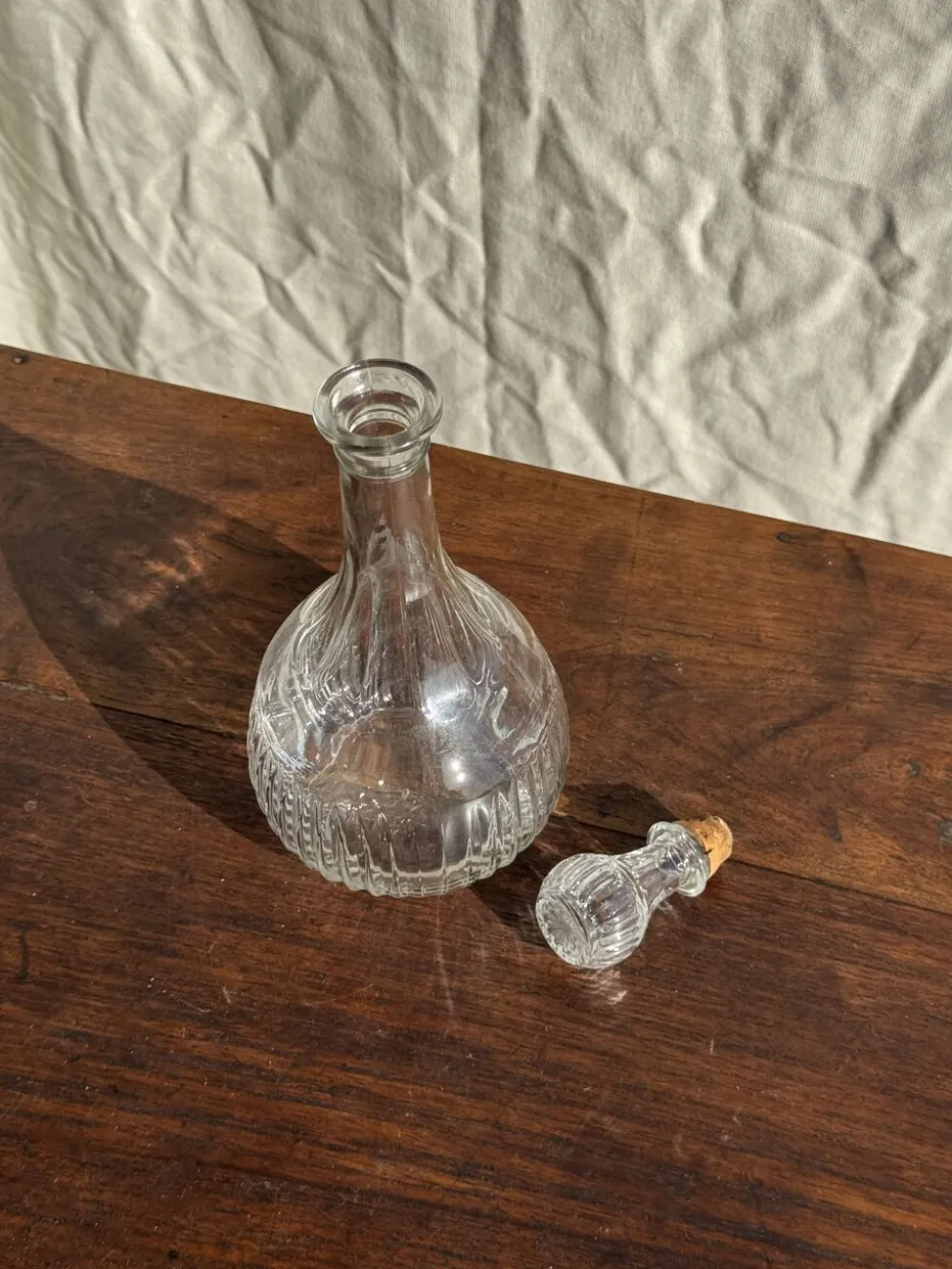 Carafe vintage panse ronde en verre moulé à bouchon de liège H27
