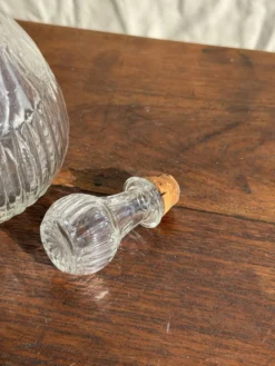 Carafe vintage panse ronde en verre moulé à bouchon de liège H27