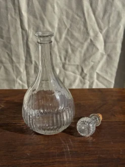 Carafe vintage panse ronde en verre moulé à bouchon de liège H27