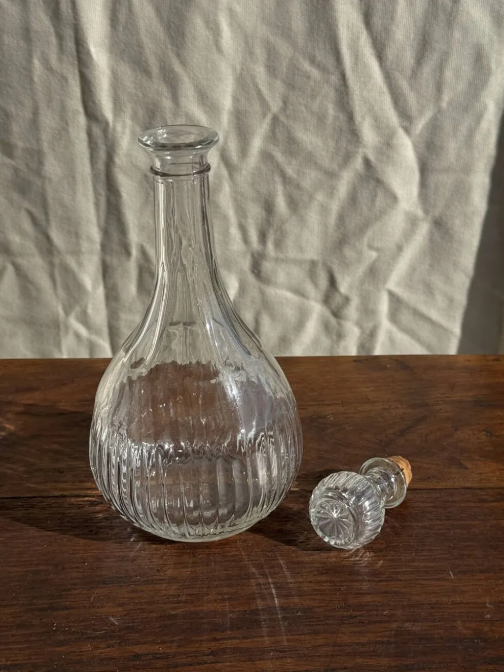 Carafe vintage panse ronde en verre moulé à bouchon de liège H27