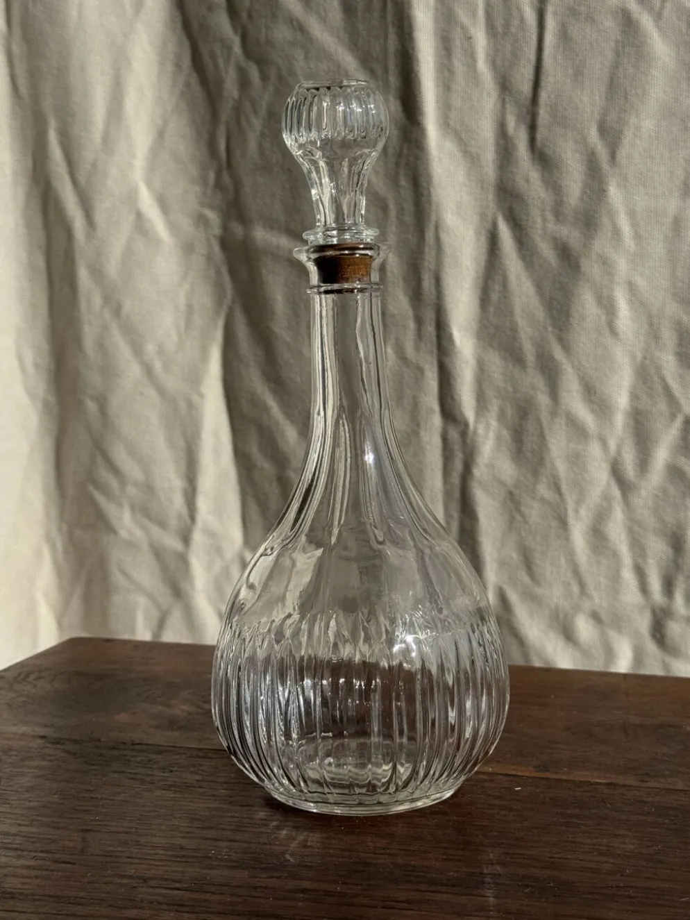 Carafe vintage panse ronde en verre moulé à bouchon de liège H27