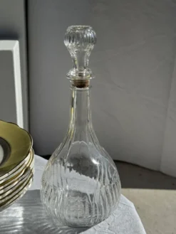 Carafe vintage panse ronde en verre moulé à bouchon de liège H27