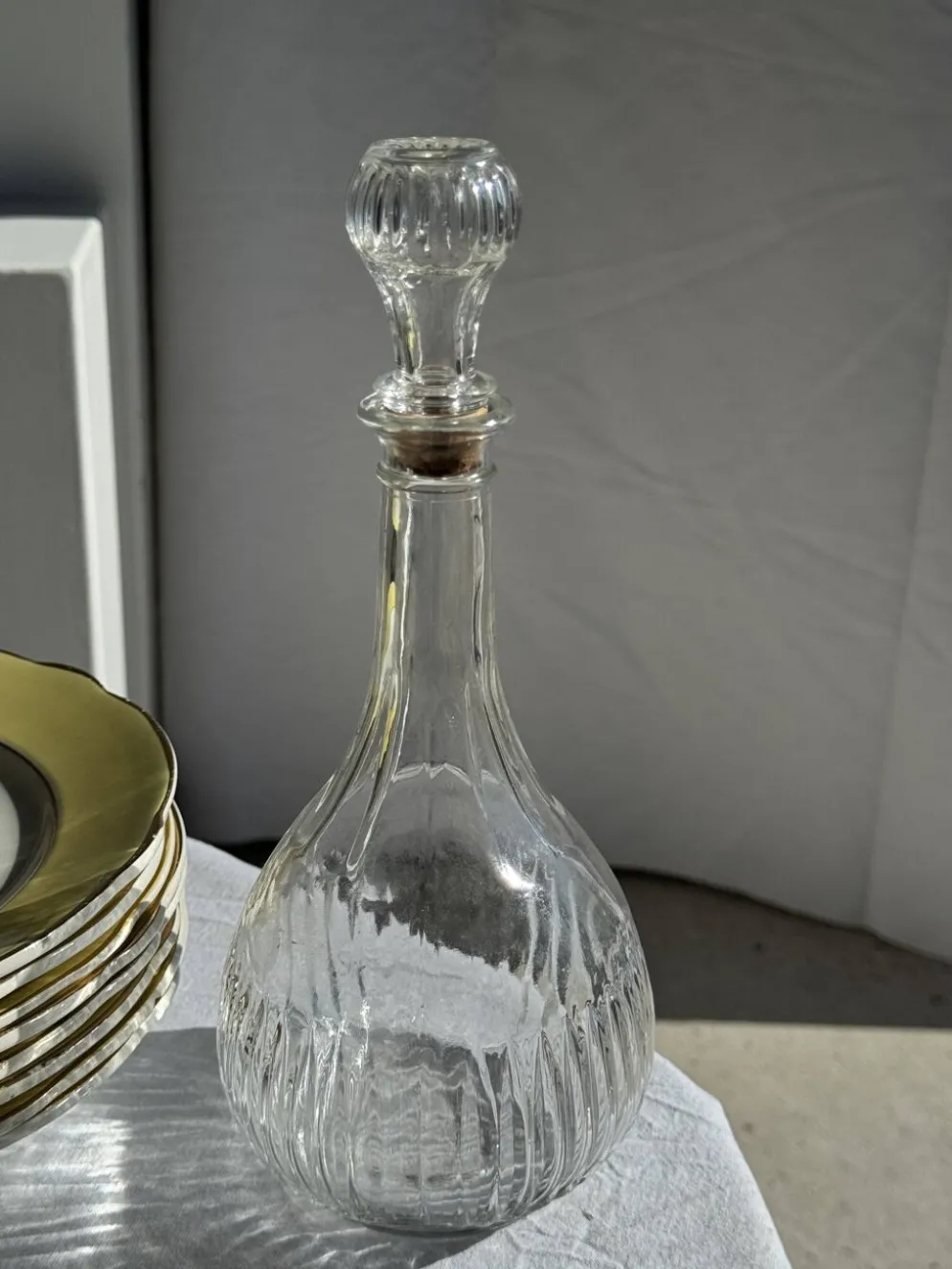 Carafe vintage panse ronde en verre moulé à bouchon de liège H27