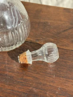 Carafe vintage panse ronde en verre moulé à bouchon de liège H27