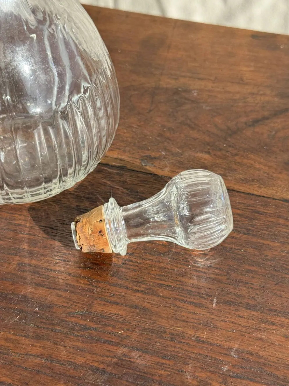 Carafe vintage panse ronde en verre moulé à bouchon de liège H27