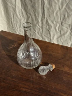 Carafe vintage panse ronde en verre moulé à bouchon de liège H27