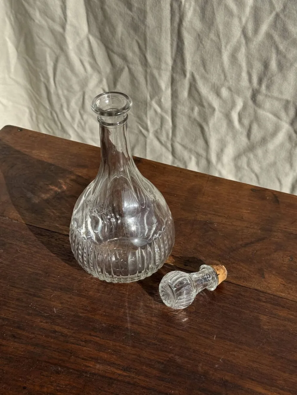 Carafe vintage panse ronde en verre moulé à bouchon de liège H27