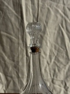 Carafe vintage panse ronde en verre moulé à bouchon de liège H27