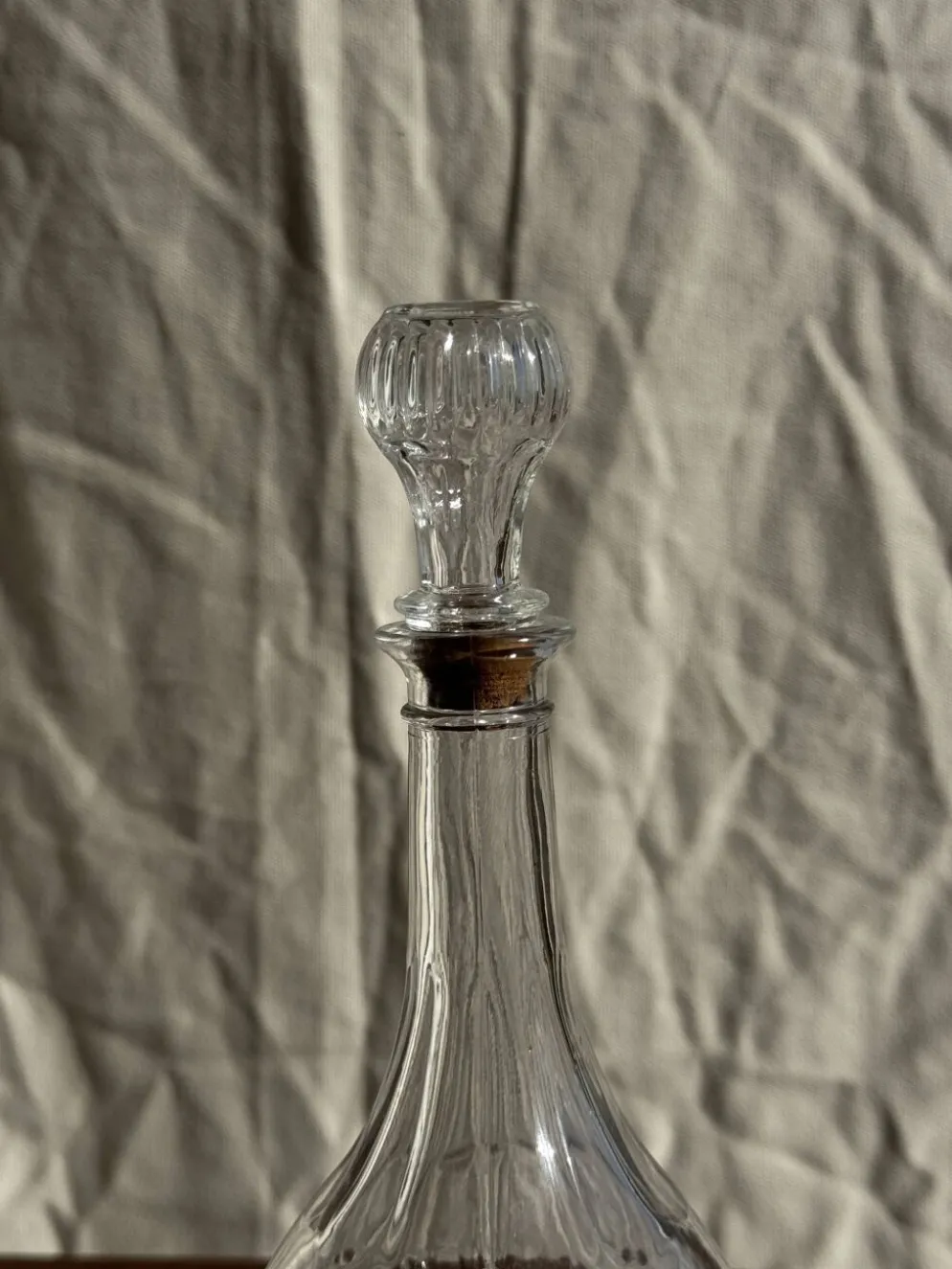 Carafe vintage panse ronde en verre moulé à bouchon de liège H27