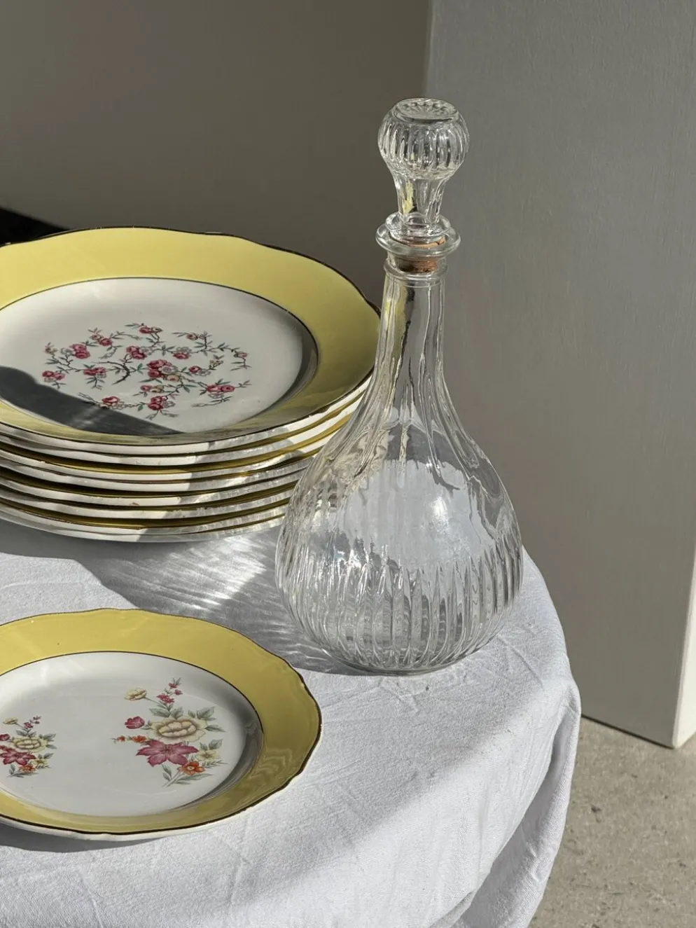 Carafe vintage panse ronde en verre moulé à bouchon de liège H27