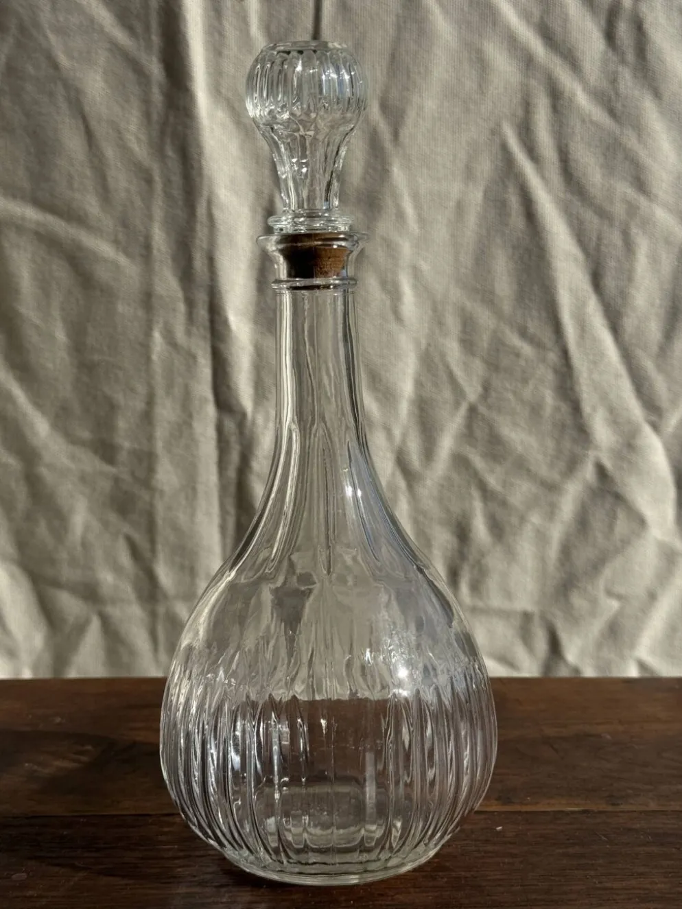 Carafe vintage panse ronde en verre moulé à bouchon de liège H27