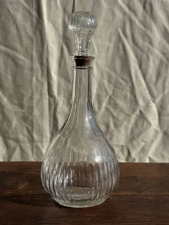 Carafe vintage panse ronde en verre moulé à bouchon de liège H27