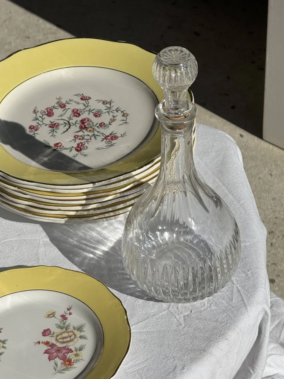 Carafe vintage panse ronde en verre moulé à bouchon de liège H27