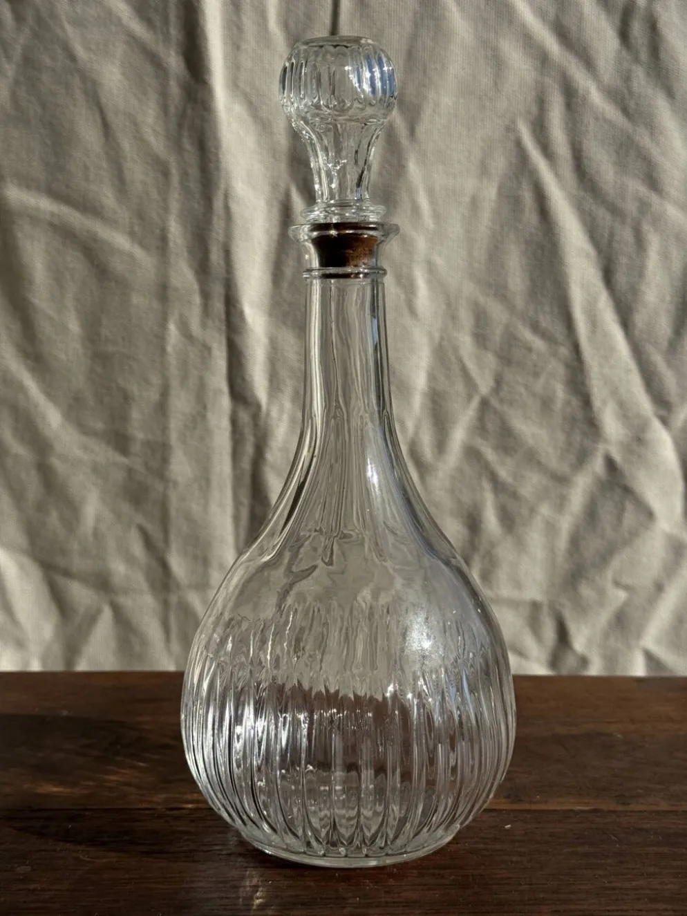 Carafe vintage panse ronde en verre moulé à bouchon de liège H27