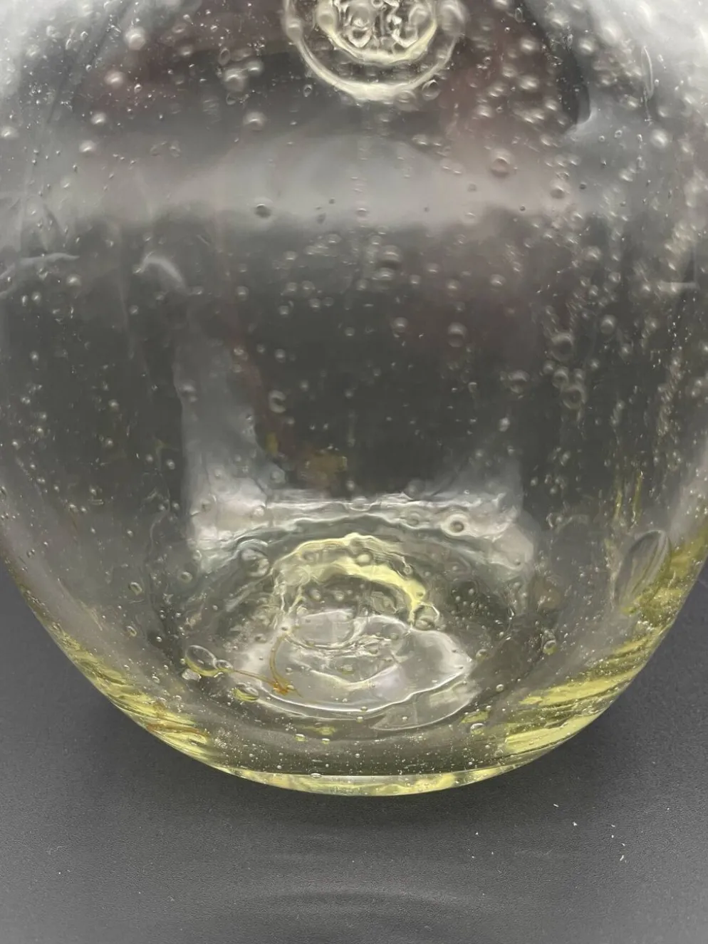 Carafe vintage Verrerie de Biot en verre bullé avec bouchon boule