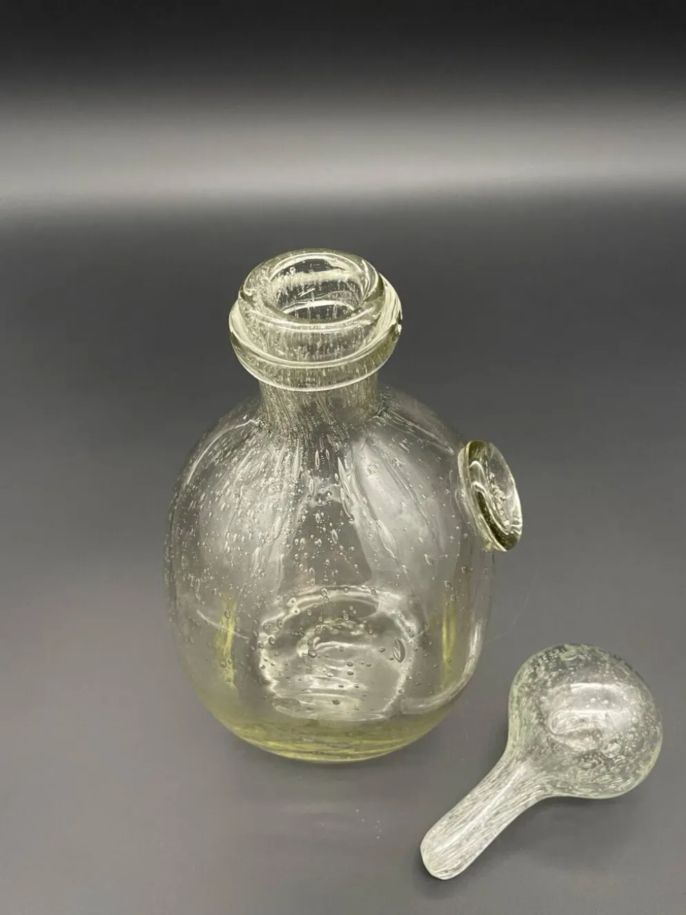 Carafe vintage Verrerie de Biot en verre bullé avec bouchon boule