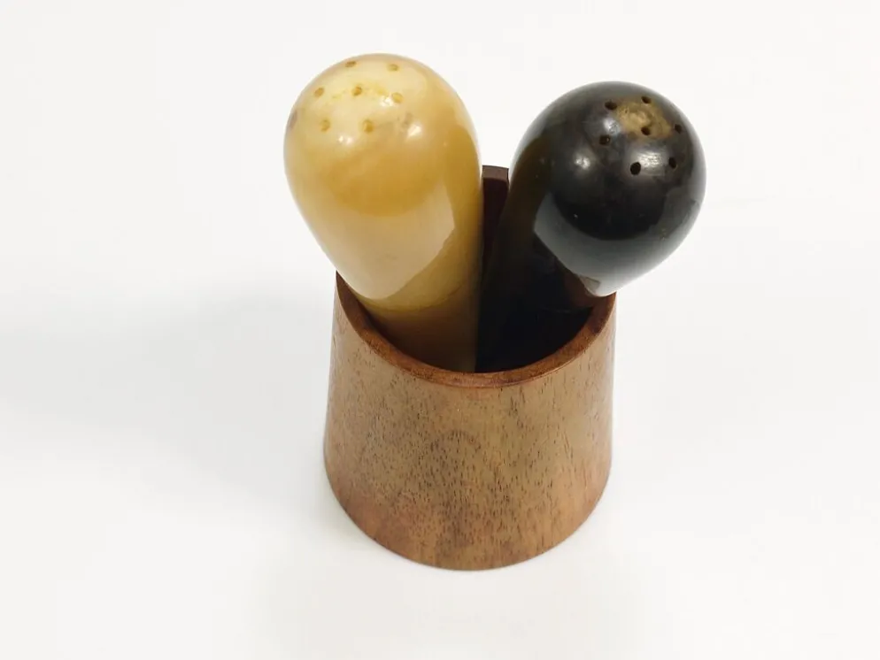 Carl Aubock II Rare porte-sel et poivrière, noyer et corne, Autriche, années 1950