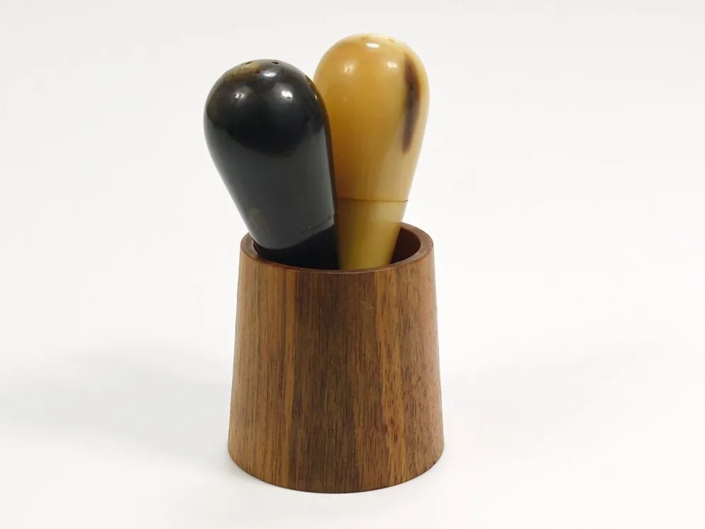 Carl Aubock II Rare porte-sel et poivrière, noyer et corne, Autriche, années 1950