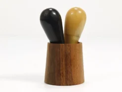 Carl Aubock II Rare porte-sel et poivrière, noyer et corne, Autriche, années 1950