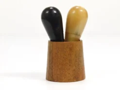 Carl Aubock II Rare porte-sel et poivrière, noyer et corne, Autriche, années 1950