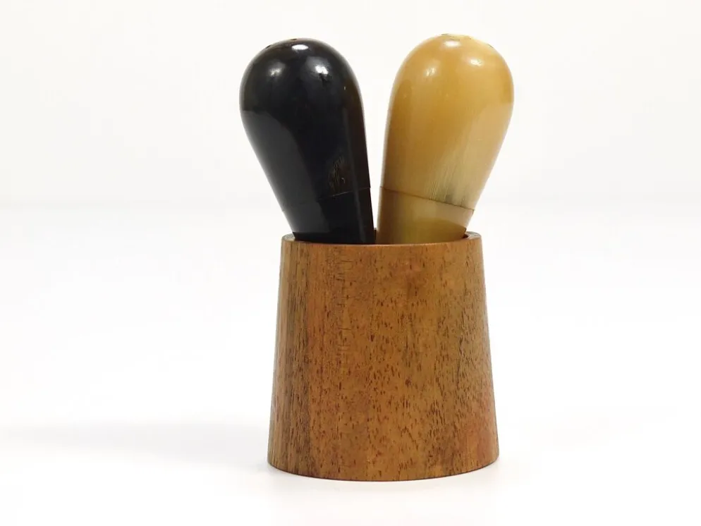 Carl Aubock II Rare porte-sel et poivrière, noyer et corne, Autriche, années 1950