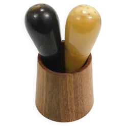 Carl Aubock II Rare porte-sel et poivrière, noyer et corne, Autriche, années 1950