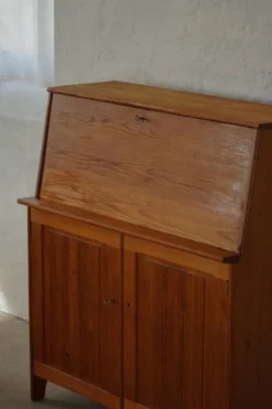 Carl Malmsten, armoire "Visingsö" en pin, Svensk Fur, moderne suédois, années 1950