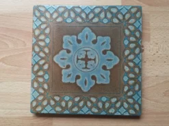 Carreau de céramique italienne motifs polychromes