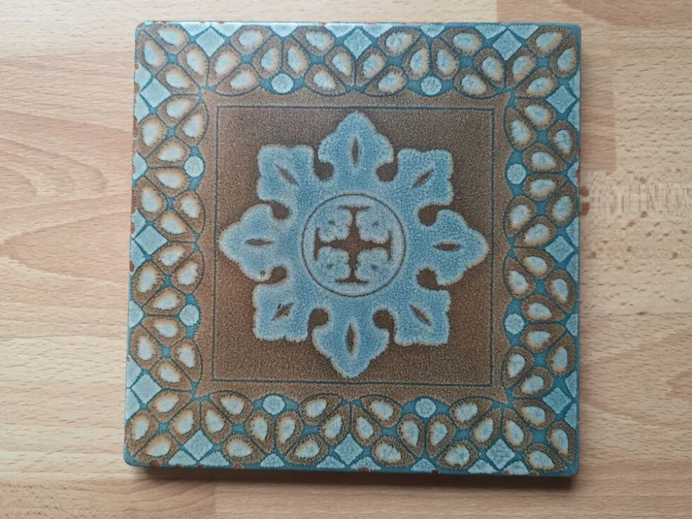 Carreau de céramique italienne motifs polychromes