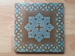 Carreau de céramique italienne motifs polychromes