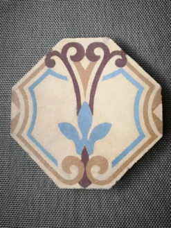Carreau de faïence ancien épais forme octogonale motifs polychromes