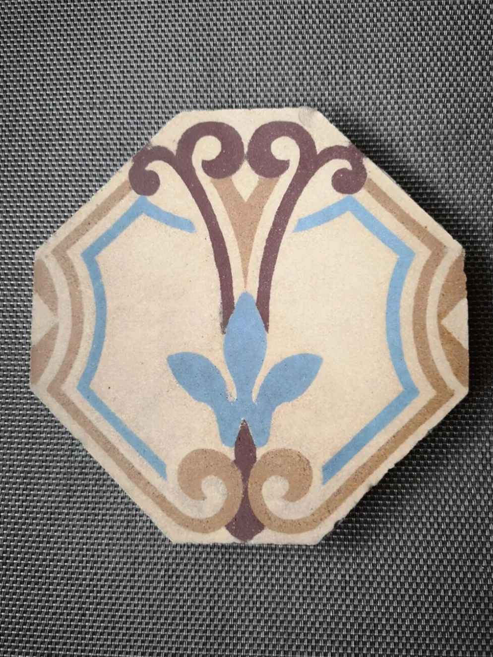 Carreau de faïence ancien épais forme octogonale motifs polychromes