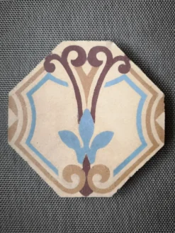 Carreau de faïence ancien épais forme octogonale motifs polychromes
