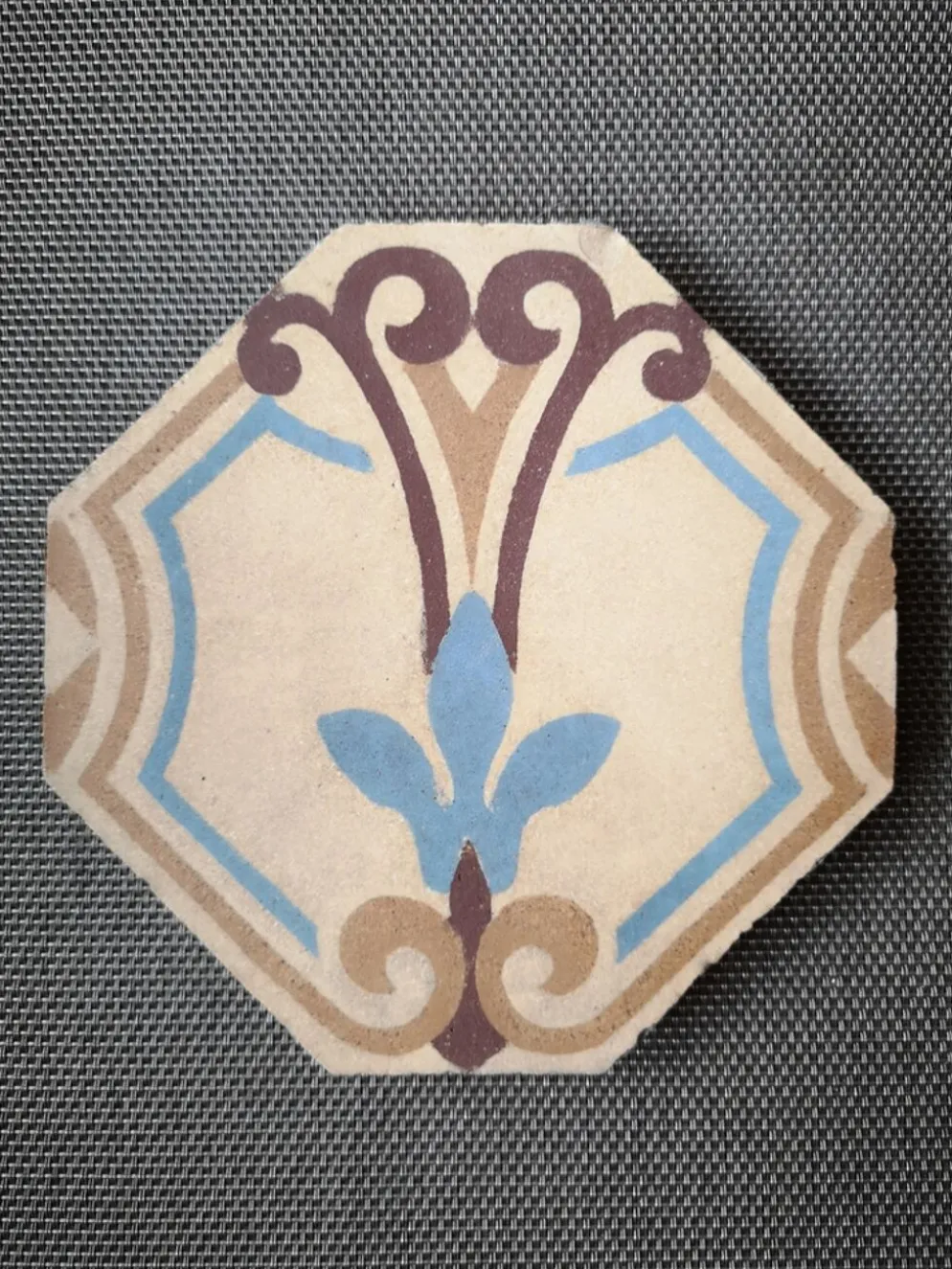 Carreau de faïence ancien épais forme octogonale motifs polychromes