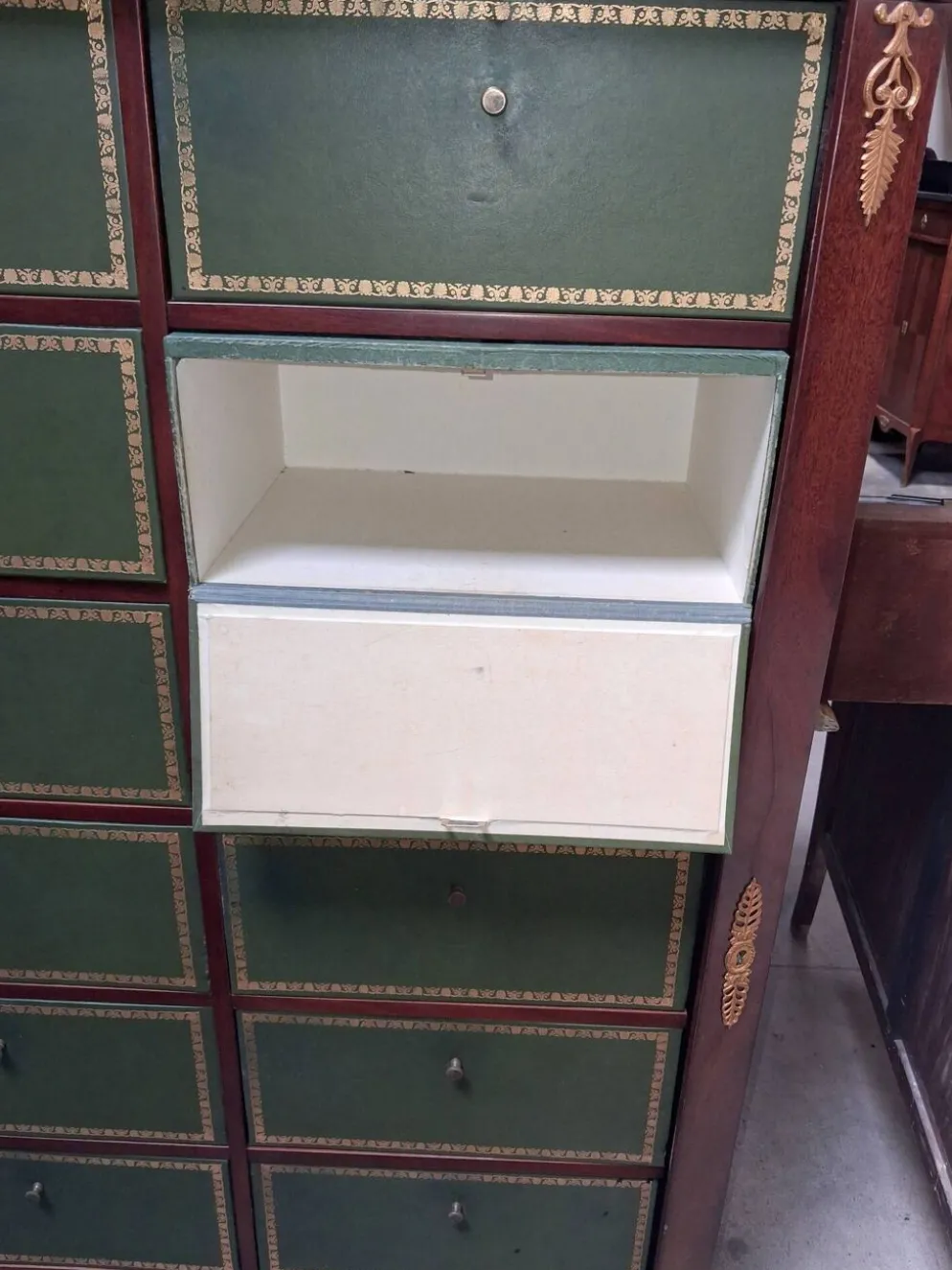 Cartonnier de style Empire en acajou – 12 tiroirs gainés de cuir vert