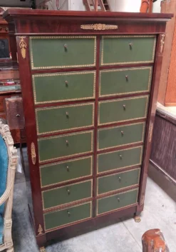 Cartonnier de style Empire en acajou – 12 tiroirs gainés de cuir vert