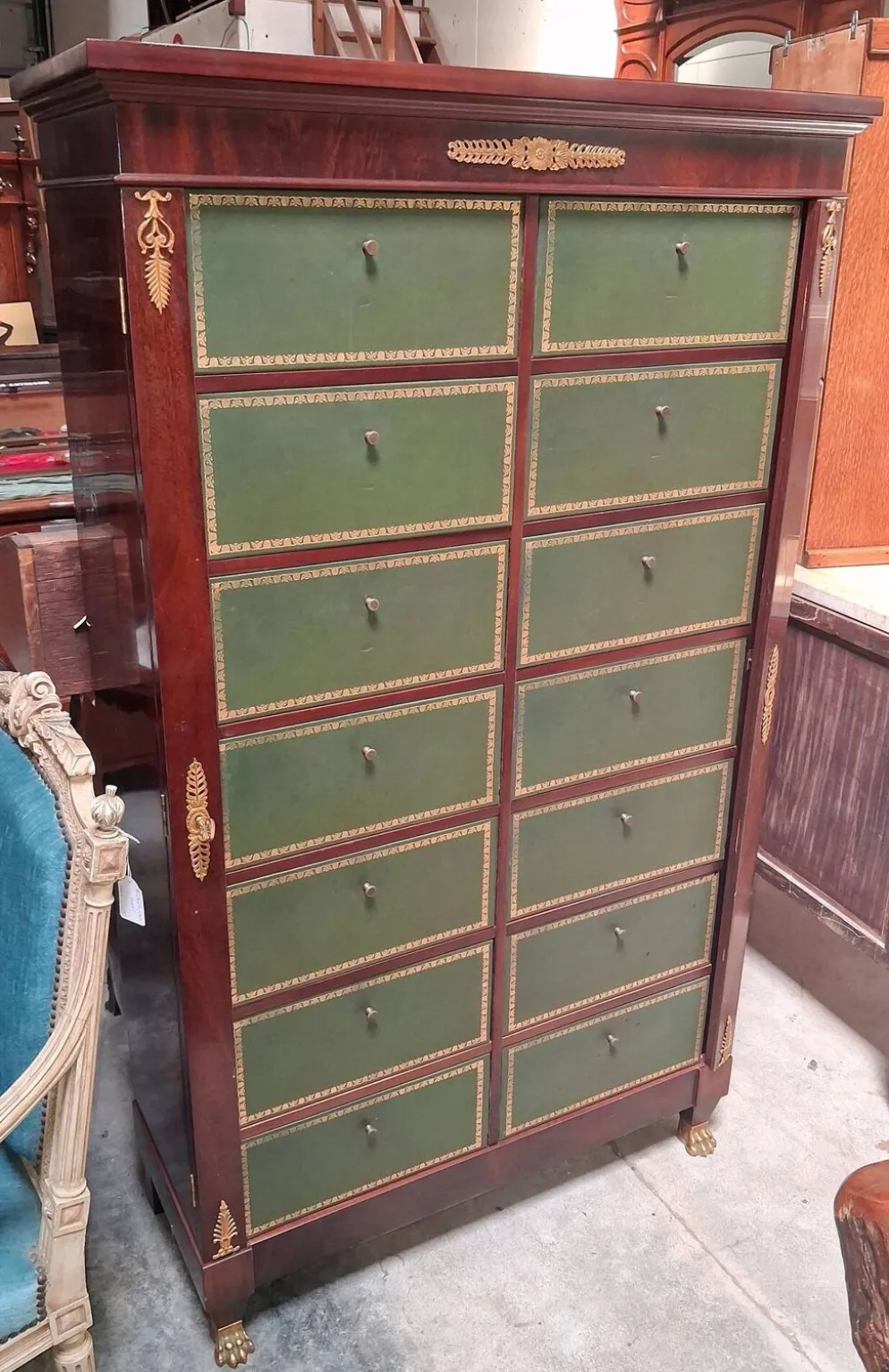 Cartonnier de style Empire en acajou – 12 tiroirs gainés de cuir vert