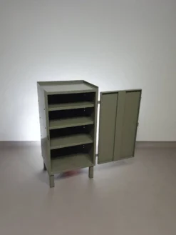 Casier en métal gris. Petit buffet industriel.