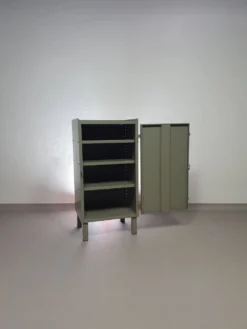 Casier en métal gris. Petit buffet industriel.