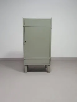 Casier en métal gris. Petit buffet industriel.