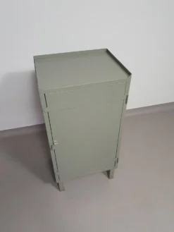 Casier en métal gris. Petit buffet industriel.