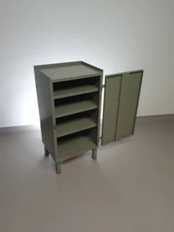 Casier en métal gris. Petit buffet industriel.
