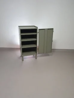 Casier en métal gris. Petit buffet industriel.