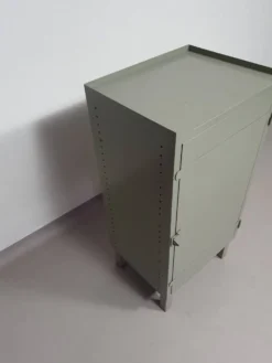 Casier en métal gris. Petit buffet industriel.