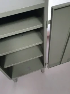 Casier en métal gris. Petit buffet industriel.