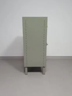 Casier en métal gris. Petit buffet industriel.