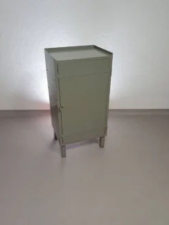 Casier en métal gris. Petit buffet industriel.