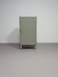 Casier en métal gris. Petit buffet industriel.